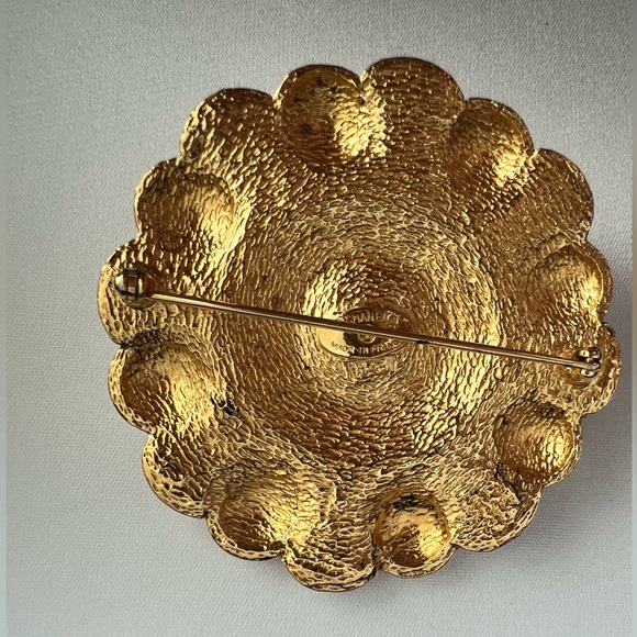 Rare CHANEL Flower design pearl Brooch pin Gold Plated artificial Pearl Gold - Picture 7 of 7